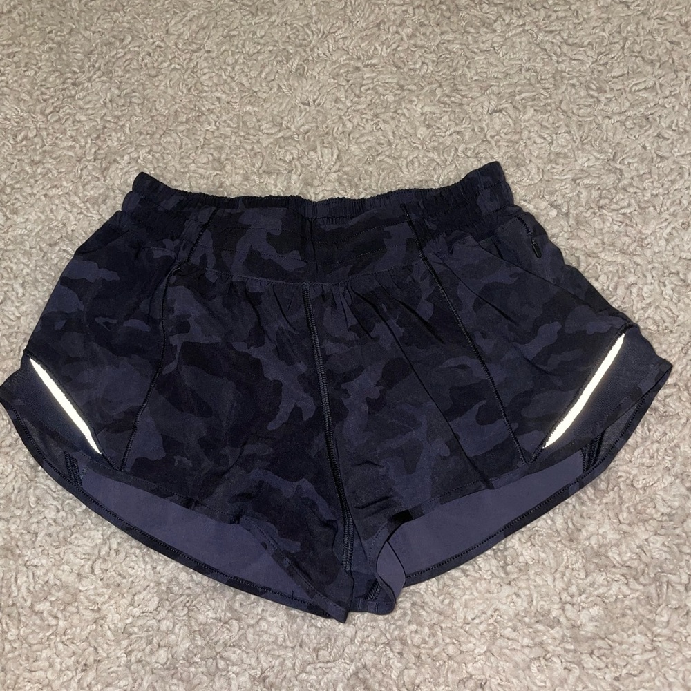 Lululemon Hotty Hot low rise 2.5 inch inseam heritage camo color, size 6